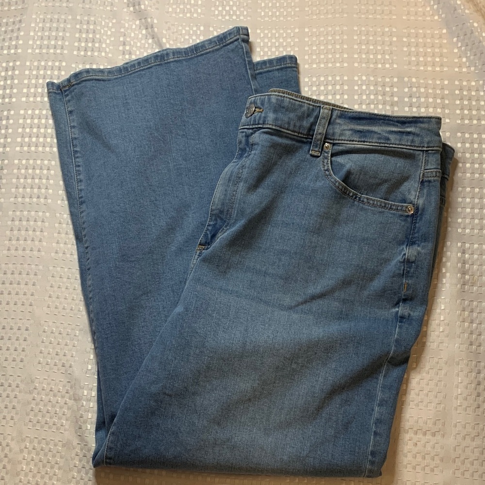 Joe Fresh women’s high rise wide leg blue denim jeans, size full figure 16W.